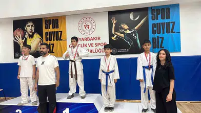 Diyarbakır’daki karate şampiyonasında Çermik rüzgarı Genç sporcular 17 madalya kazandı