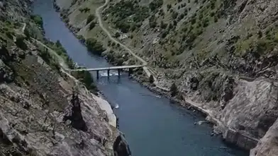 Karakaya Barajında su tahliyesi nedeni ile köprü trafiğe kapatıldı