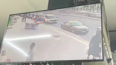 Diyarbakır Urfa Bulvarı'nda talihsiz an Düşürülen 60 bin liralık altın bileklik böyle alındı