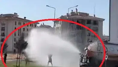 Diyarbakır Yenişehir’de 39 derece sıcaklık Çocuklar belediye aracının suyuyla ferahladı