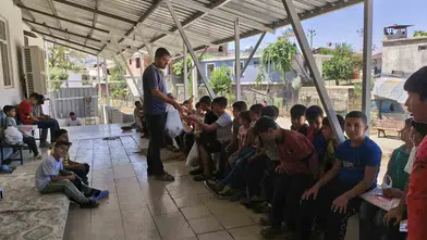 Çüngüş Yeniköy’de Kur’an kursu öğrencilerine ders sonrası anlamlı ikram 60 çocuk mutlu
