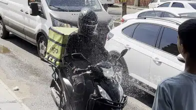 Diyarbakır'da termometreler 40 dereceyi devirdi Sıcaktan bunalanlar çareyi hortumda buldu