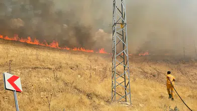 Silvan'daki örtü yangınına çifte müdahale Ekipler yerleşim yerlerini korumak için seferber