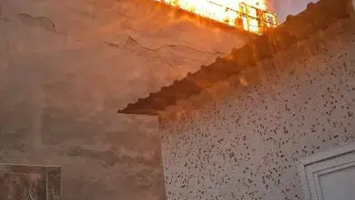 Yenişehir'in göbeğinde korkutan çatı yangını İtfaiye ekipleri alevleri büyümeden kesti