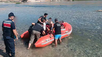Eğil'de nehir kenarında piknik keyfi tehlikeli anlara dönüştü 10 kişi botla kurtarıldı