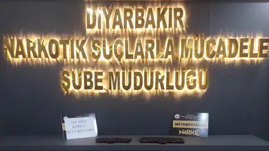 Diyarbakır Narkotik ekiplerinden zehir tacirlerine operasyon 188 kapsül metamfetamin çıktı