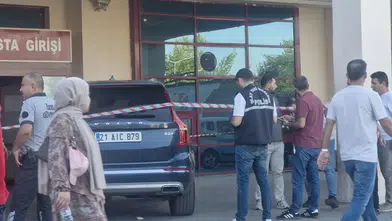 Diyarbakır Yenişehir'de kırmızı ışıkta dehşet: Cip çapraz ateşe alındı, 2 yaralı