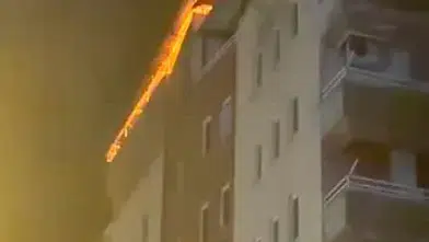 Diyarbakır Yenişehir'de 8 katlı binanın çatısında korkutan yangın paniği
