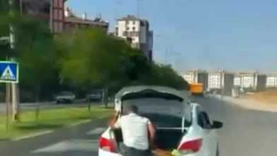 Diyarbakır trafiğinde yürekleri ağza getiren görüntüler: Bagajda tehlikeli yolculuk