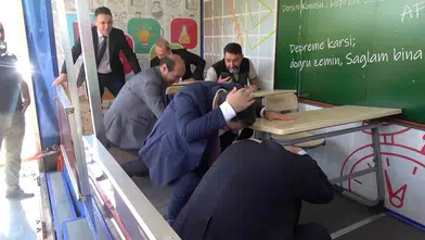 Diyarbakır'da bilim şenliğinde deprem tatbikatı yapıldı: 25 dakika sonra gerçek sarsıntı oldu