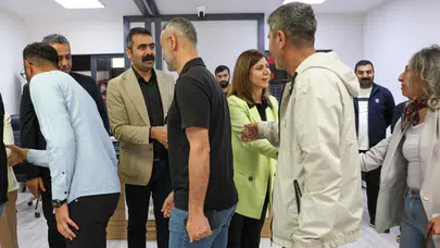 Diyarbakır'da Eşbaşkanlar personeli kapıda karşıladı: Bayramlaşma yapıldı