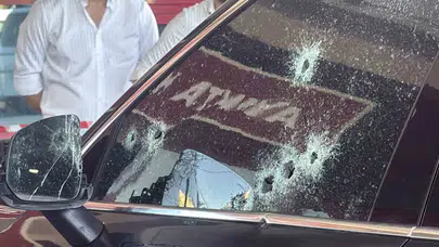 Diyarbakır Yenişehir'de trafik ışıklarında otomobile silahlı saldırı: 2 yaralı