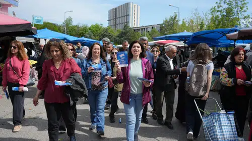 Diyarbakır'da belediye sokak sokak gezip vatandaşları 1 Mayıs'a davet etti