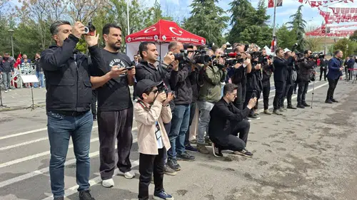 Diyarbakır'da 6 yaşındaki 'gazeteci' 23 Nisan törenlerini haber yaptı: Protokolün gözdesi oldu