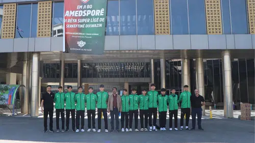 Diyarbakır'ın şampiyon voleybolcuları bölge finaline hazır: Van'a uğurlandılar