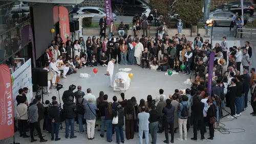 Amet Tiyatro Festivali'nde sokaklar coştu: Filistin ekibinin oyunu ilgi gördü