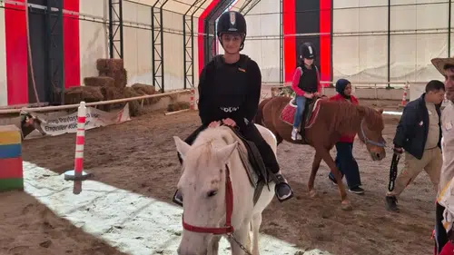 Diyarbakır'da özel öğrencilerin hipodrom keyfi: Hayvan sevgisi uygulamalı öğretiliyor