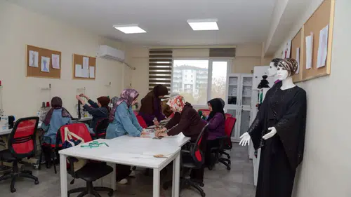 DİSMEK tekstil atölyesinde kadınlar tasarlayıp üretiyor