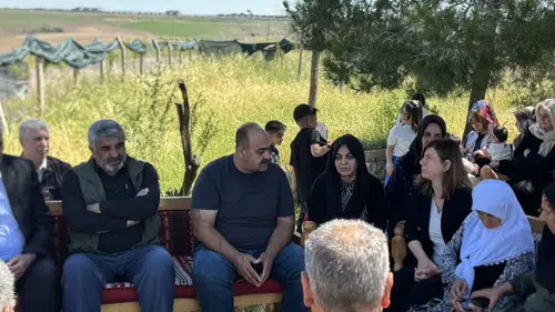 Diyarbakır'da evlat acısıyla yanan iki baba Narin'in mezarında buluştu