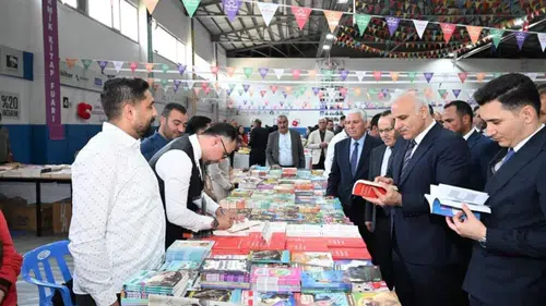 Çermik'te kitap fuarına Vali damgası: Zorluoğlu yazar ve öğrencilerle buluştu