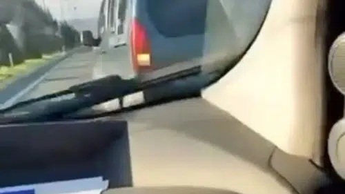 Elazığ-Diyarbakır karayolunda makas atan sürücü tehlike saçtı