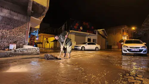 Diyarbakır'da aşırı yağış nedeniyle yollar göle döndü: 50 personel sahaya çıktı