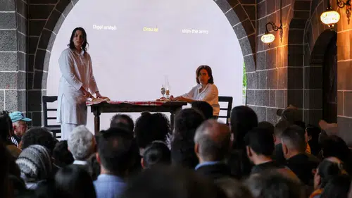 İtalyan ekibi Antigone oyununu kilisede sahneledi: Eşbaşkan Bucak oyuncuları kutladı