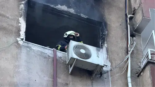 Diyarbakır'da 6 katlı apartmanda yangın: Bir itfaiye eri yaralandı, 2 kişi dumandan etkilendi