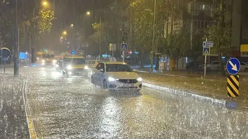 Diyarbakır'da gök gürültülü sağanak yağış var: Sıcaklık normallerin altında