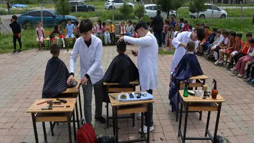 Diyarbakır'da berber adayı öğrencilerden büyük jest: Çocukları ücretsiz tıraş ettiler