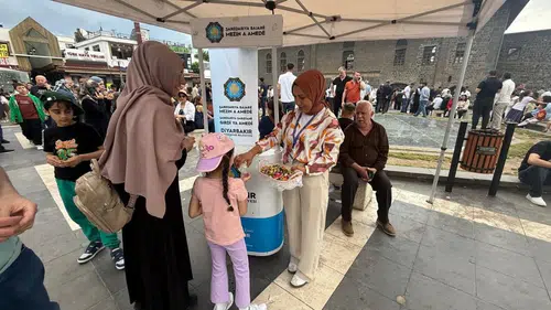 Diyarbakır'da Ulu Cami önündeki stantta yerli ve yabancı turistlere bayram ikramı