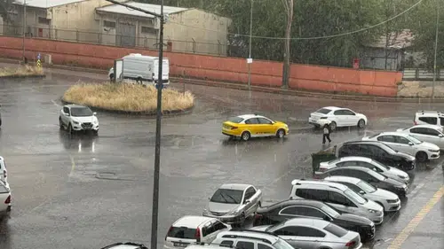 Diyarbakır'ı yine aşırı yağış vurdu: Yollar kısa sürede suyla doldu