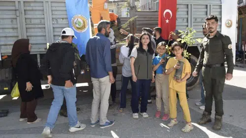 Diyarbakır Dicle’de ücretsiz dağıtılan bin 500 fidan toprakla buluşuyor