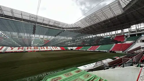 Diyarbakır Stadı'nda Süper Lig mesaisi: Çimler kaldırıldı, hibrit çim ekilecek