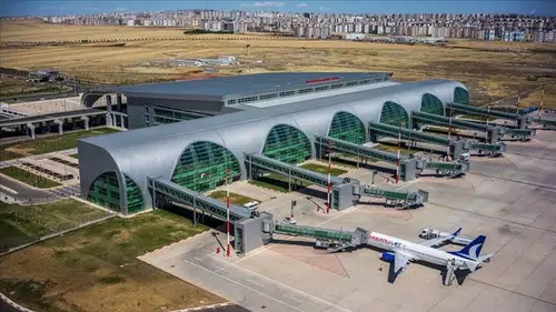 Diyarbakır Havalimanı'nda yolcular körükte şoku yaşadı: Saatlerce düzelmedi