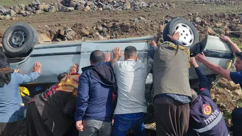 Şanlıurfa-Diyarbakır karayolunda otomobil şarampole yuvarlandı: Yaralı var