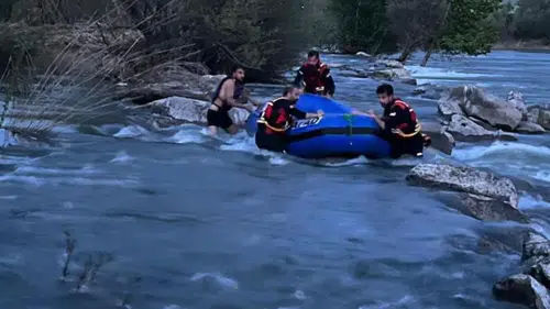 Diyarbakır'da Dicle Nehri'nde mahsur kalan gencin imdadına AFAD ekipleri yetişti