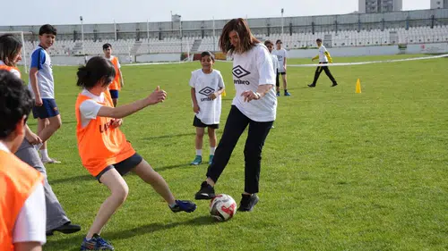 Diyarbakır'da Eşbaşkan Bucak sahaya indi: Minik futbolcularla top oynadı