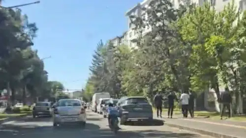 Diyarbakır'da yatarak motosiklet kullanan sürücü trafikte korku saçtı