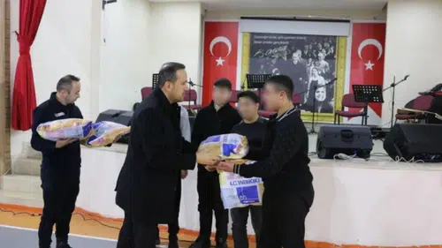 Diyarbakır'da suça sürüklenen çocuklar unutulmadı: Hediyeleri verildi