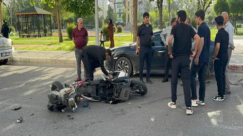 Diyarbakır'da park halindeki araca çarpan motor ikiye bölündü: Sürücü hastanelik oldu