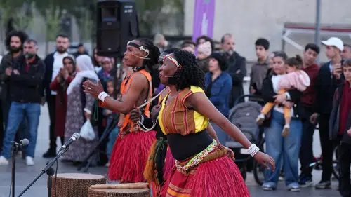 11. Amed Uluslararası Tiyatro Festivali'nin 9. gününde sokaklar sahneye dönüştü