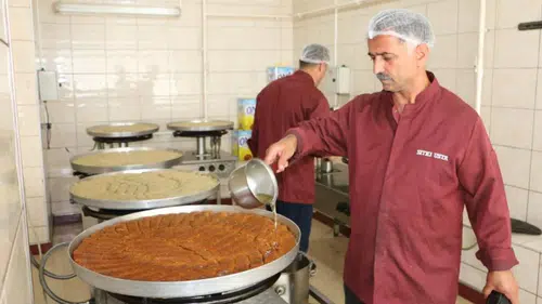 Diyarbakır'ın tatlıcıları 3 vardiya 24 saat üretimde: Rekor satış bekleniyor