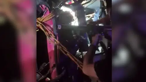 Diyarbakır-Şanlıurfa karayolunda iki TIR birbirine girdi: Sürücü sıkıştı, itfaiye kurtardı
