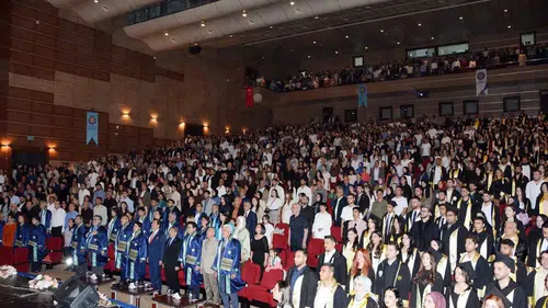 Diyarbakır'da mezuniyet coşkusu: Dicle Üniversitesi'ne veda ettiler