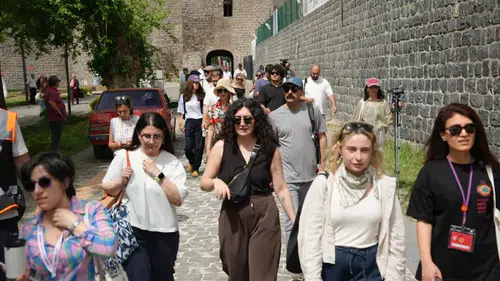 Sur'da kolektif hafıza yürüyüşü: Diyarbakır'da barış için geçmişle yüzleştiler