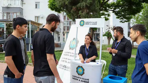 Diyarbakır’da belediye parklarda stant kurdu: Vatandaşın talepleri toplanıyor