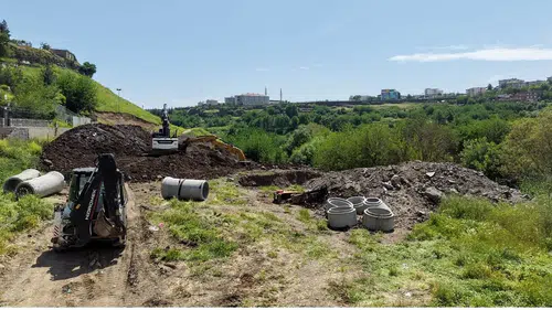 Diyarbakır'da çöken ana kolektör hattına müdahale: 50 yıllık su hattı yenileniyor