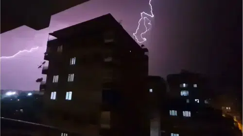Diyarbakır ve Batman'da şimşekler kamera görüntülerine yansıdı