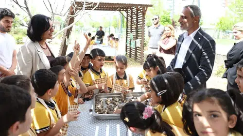 Diyarbakır'da minikler atık kağıttan temiz kağıt yaptı: 'Geleceği Birlikte Dönüştürme' atölyesi